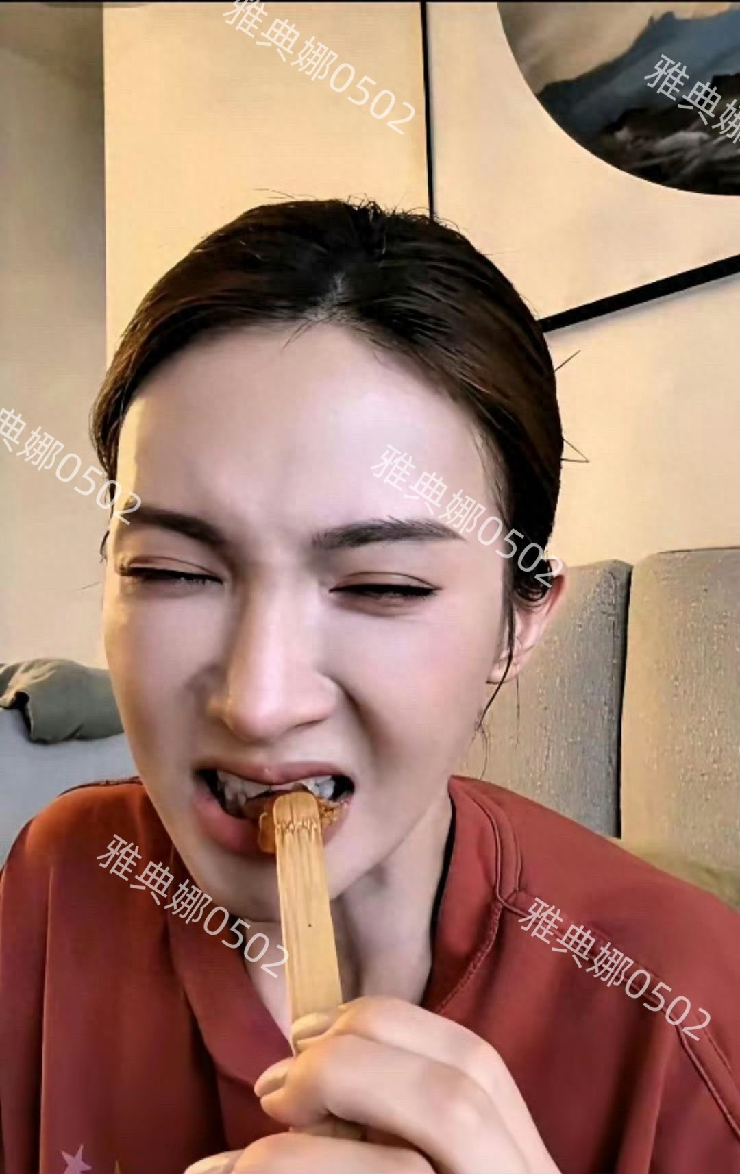 金晨很聪明每当网友质疑她又变样了，她就立吃货人设搞怪转移话题