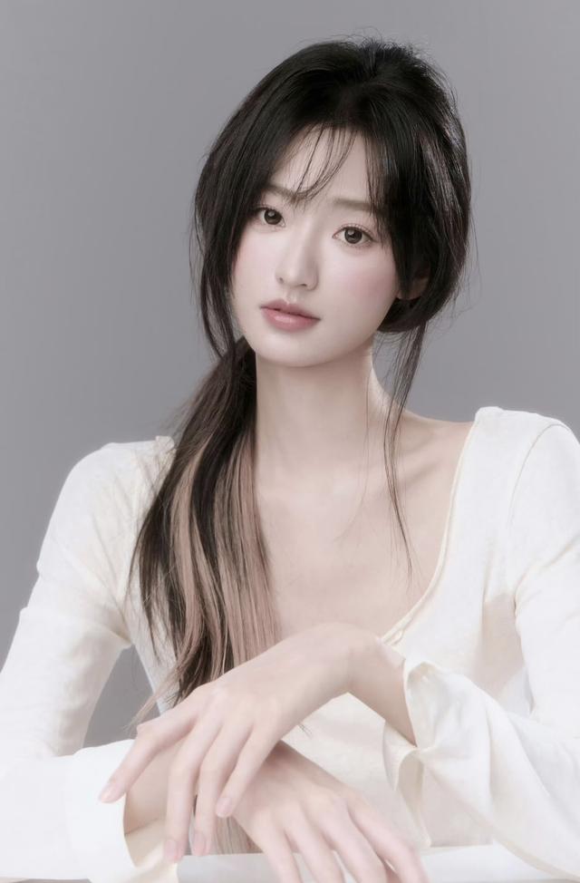 中戏校花杨雨潼，170cm好身材，穿什么都好看