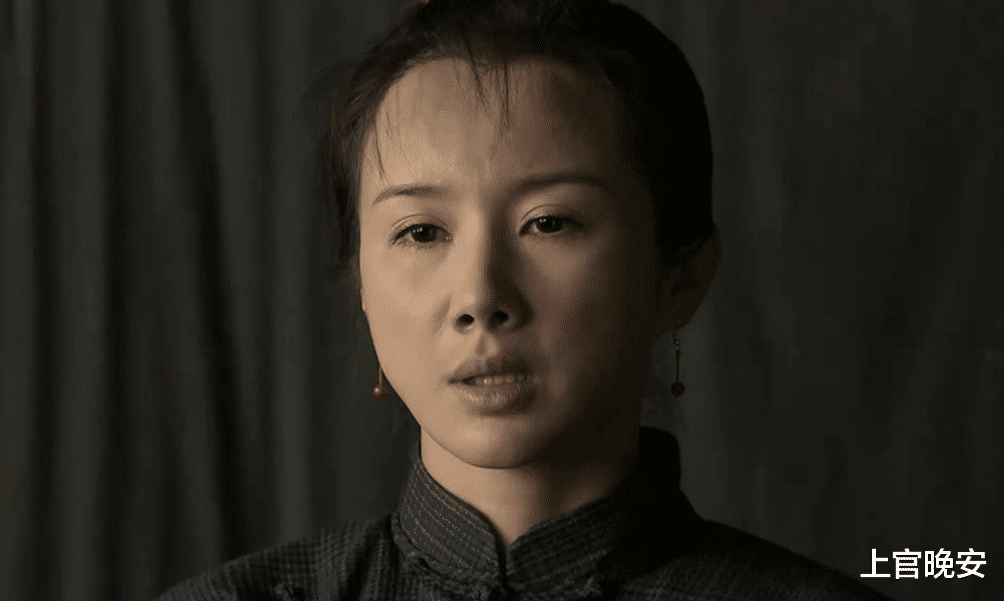 孙菲菲分享动态，脸又变了，面部僵硬紧绷下巴突兀，完全认不出