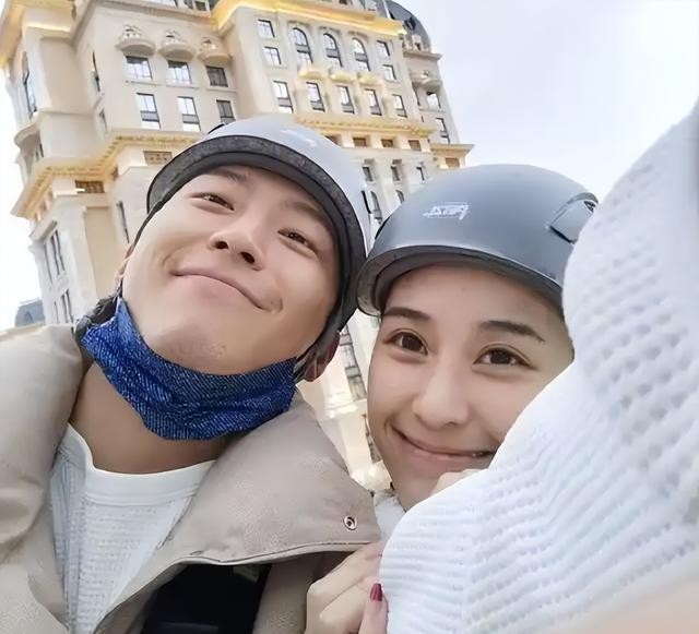 官媒发文，34岁何超莲再破天花板，让窦骁和整个豪门圈“沉默”了