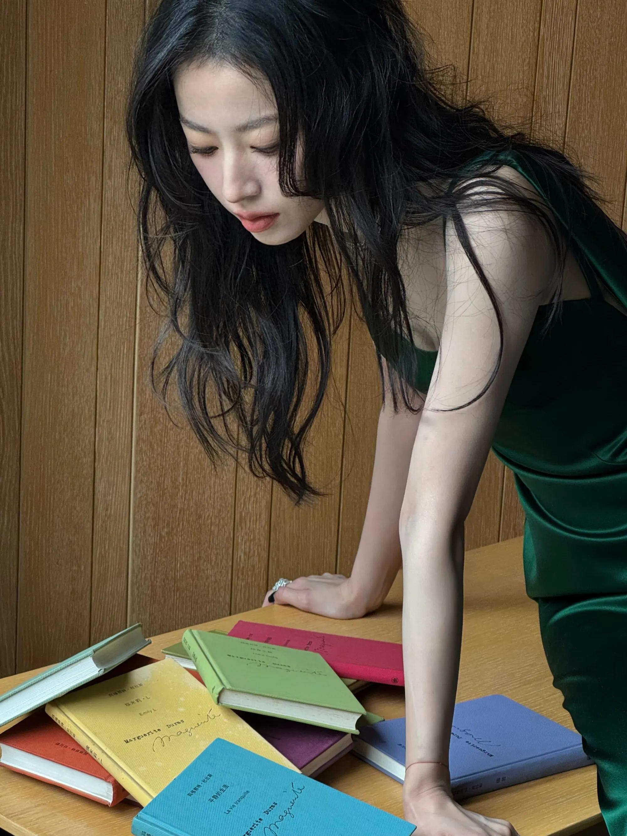 周雨彤绿色礼服写真