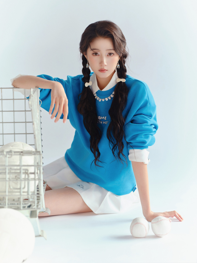 关晓彤罕晒素颜游泳美照，穿泳装全身零赘肉，腰臀比太绝了