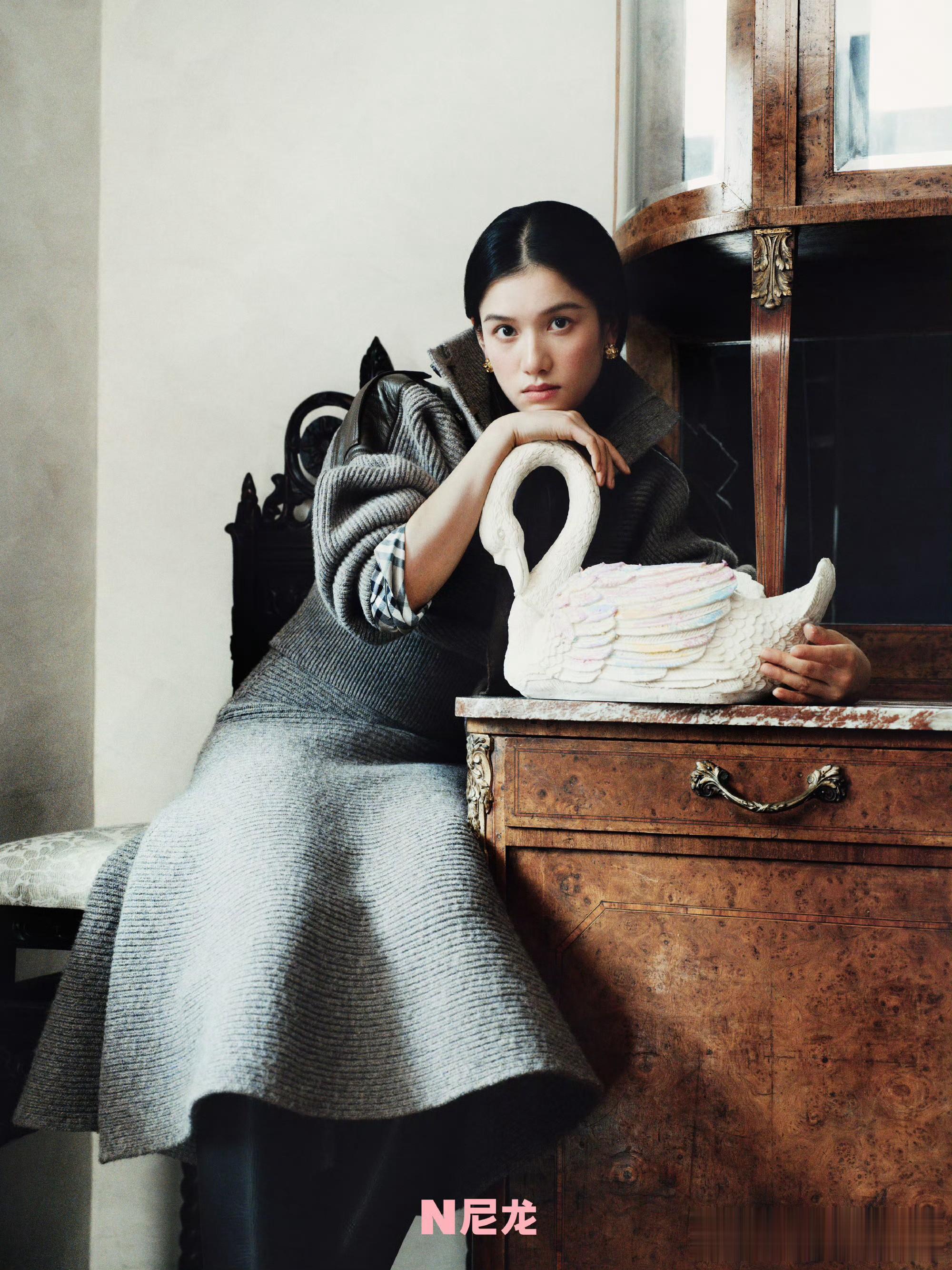 张婧仪《尼龙》:梦境漫游的时尚狂想曲