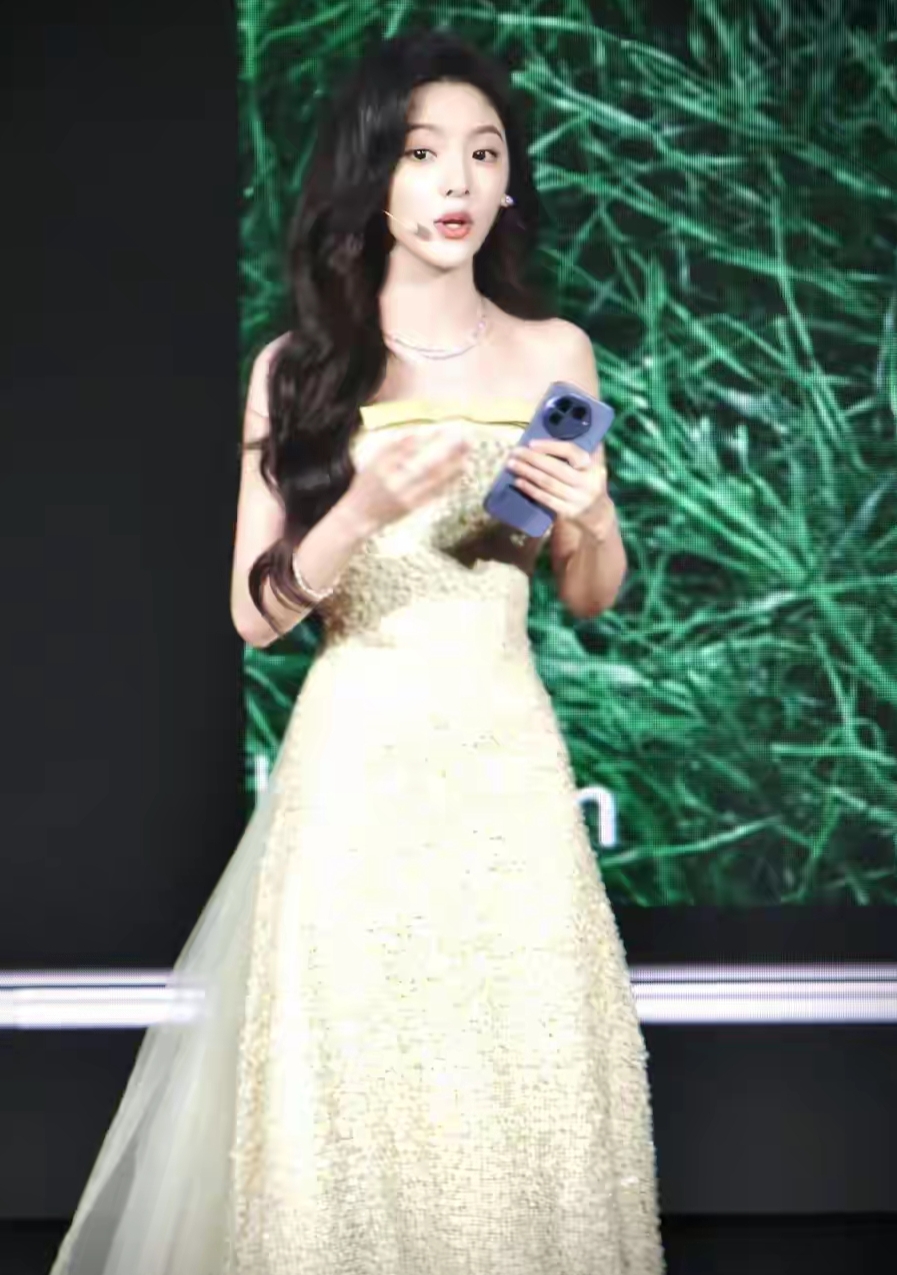 章若楠亮相真我GT8Pro发布会，鹅黄亮片抹胸礼裙优雅又吸睛