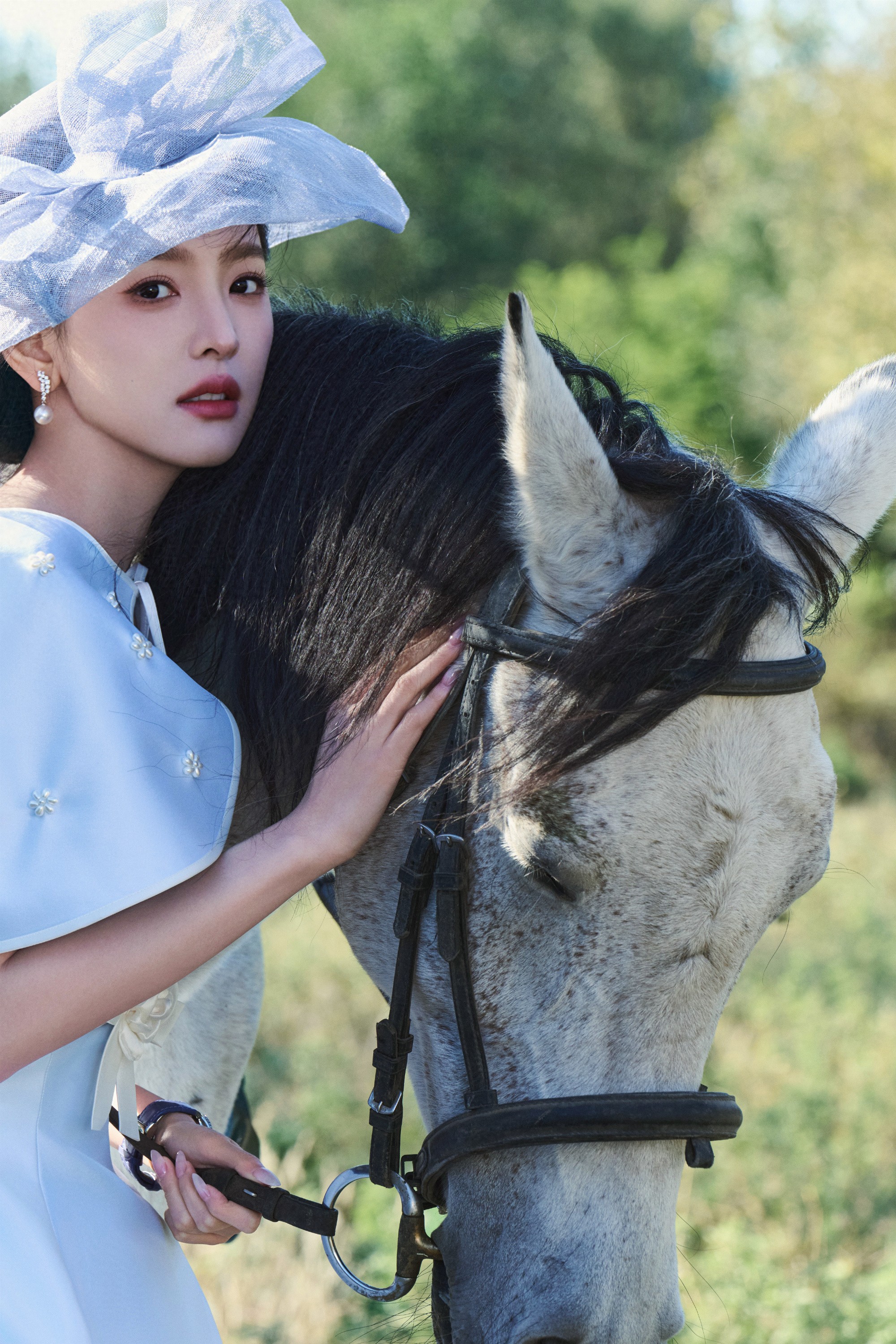 章若楠蓝裙马术大师，是自带柔光的公主殿下