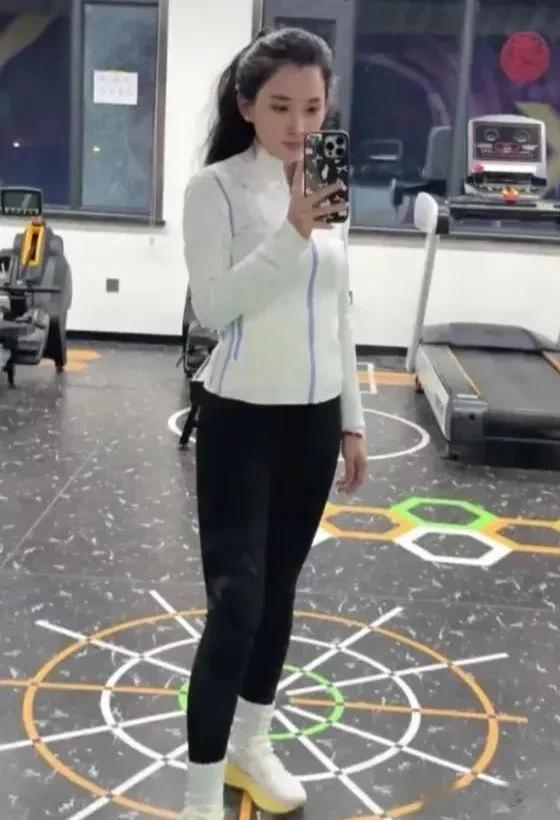 森林北出镜辟谣怀孕传闻，穿紧身运动装，狂跑5公里，腹部很平坦