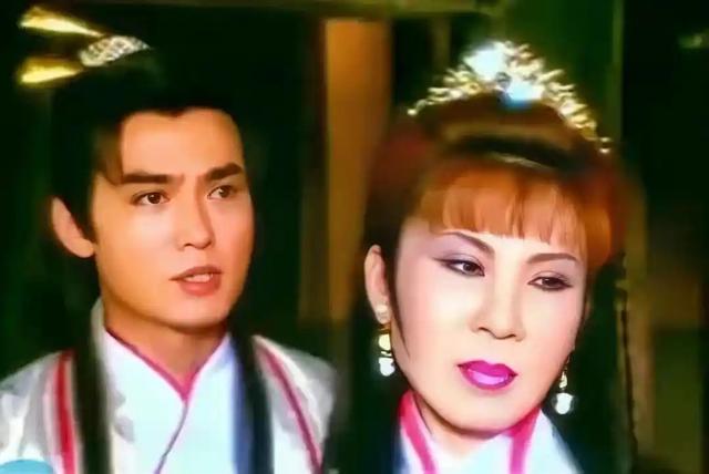 一张大驴脸,皮肤黑的透亮,却要演“倾国倾城”,郝蕾的话说对了