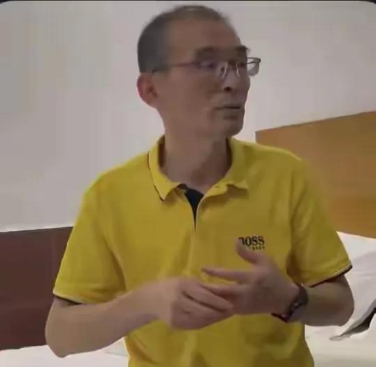 谢浩男和妈妈的眉眼一样！疑似堂姐发声，澄清兄妹四人关系！