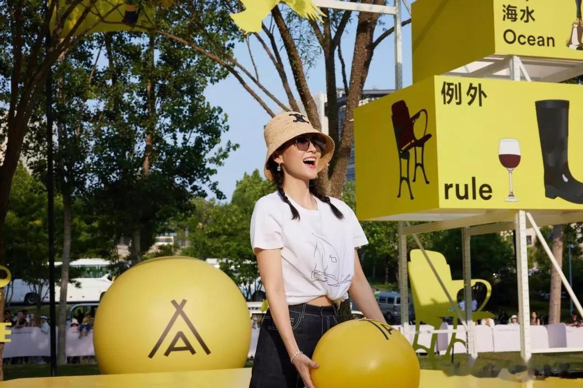 46岁章子怡增肥后更漂亮,穿针织衫+白裤好时髦,美到差点认不出