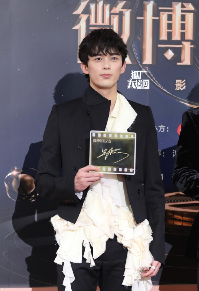 微博电影之夜:章子怡红妆压轴气场全开,金晨黑裙亮相引关注