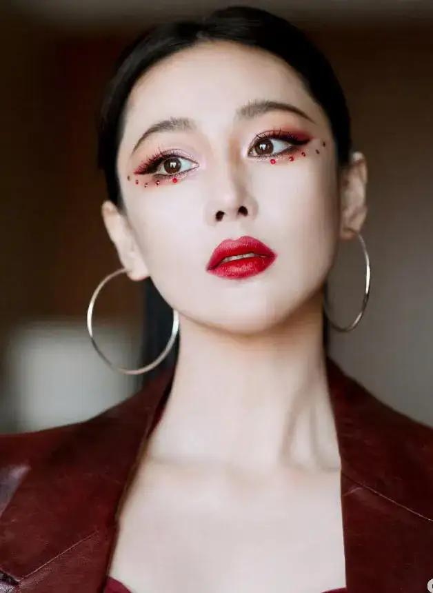 张馨予太美了吧！红裙配皮衣、酷飒的马尾尽显御姐风