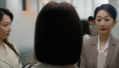 集体装嫩、剧情狗血，一大把年纪还演偶像剧？秦岚钟汉良，收手吧