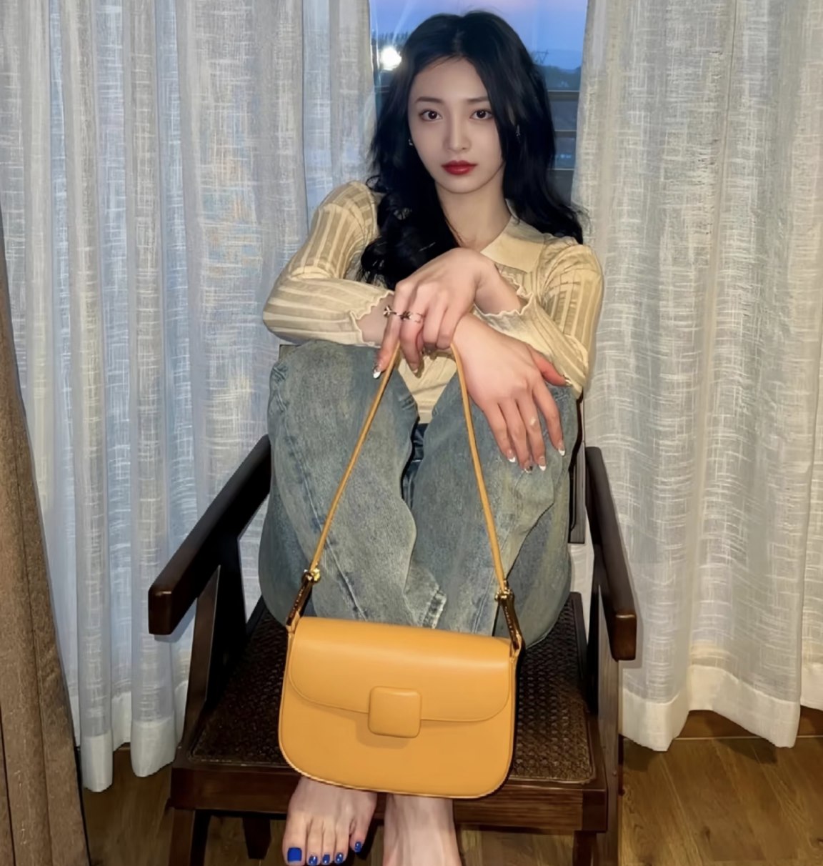 周洁琼这组居家照,脚趾涂蓝指甲油太吸睛!是时尚弄潮儿还是“反向操作”?