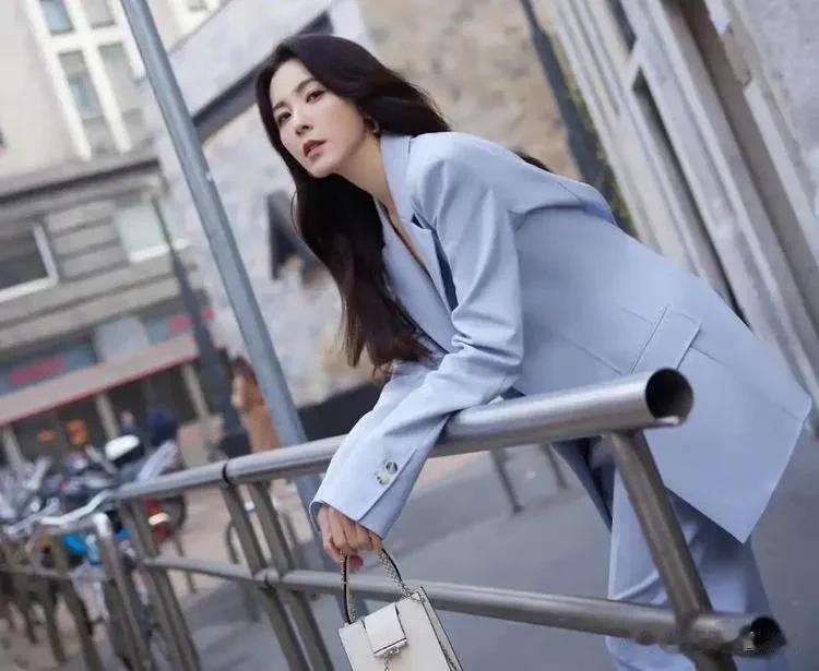 曾黎终于超越自身魅力，浅蓝色高腰裤搭配同款西服女人味十足！