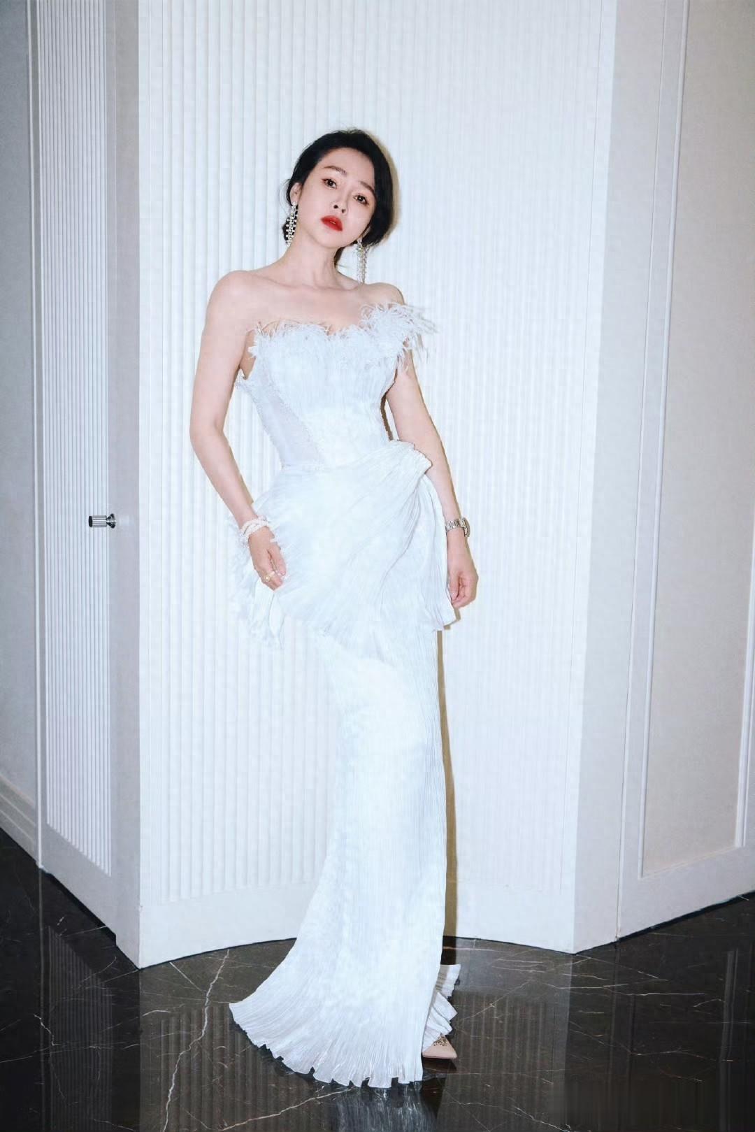 于明加，韵味十足的白纱裙穿搭。