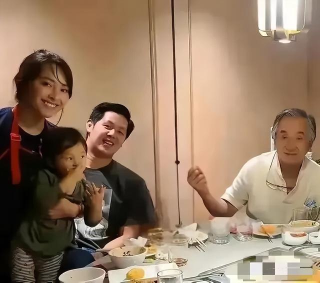 网友偶遇成龙吃火锅,满头白发不细看认不出来,老得让人心疼