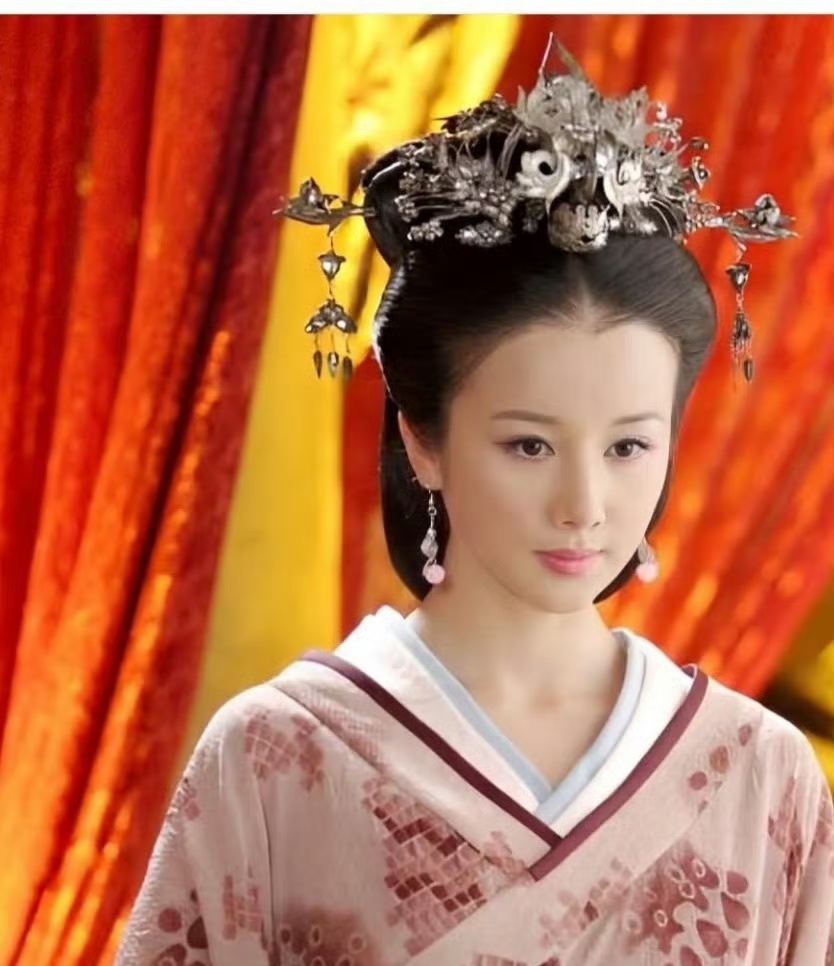 孙菲菲官宣离婚:挣脱婚姻枷锁,回归本我引热议