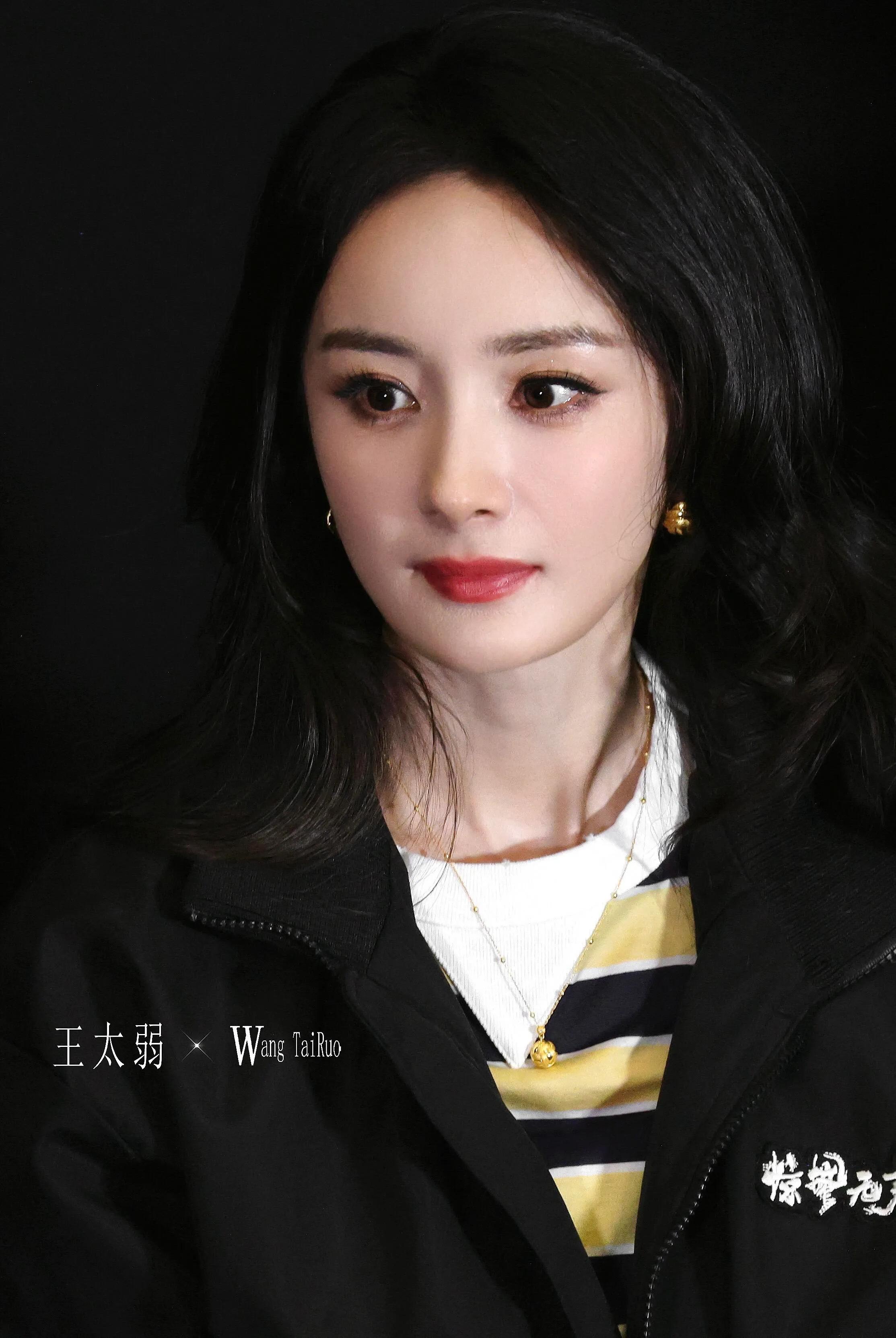 44岁陈婷陪张艺谋跑路演,她气质出众,张艺谋老了,她还很俏!