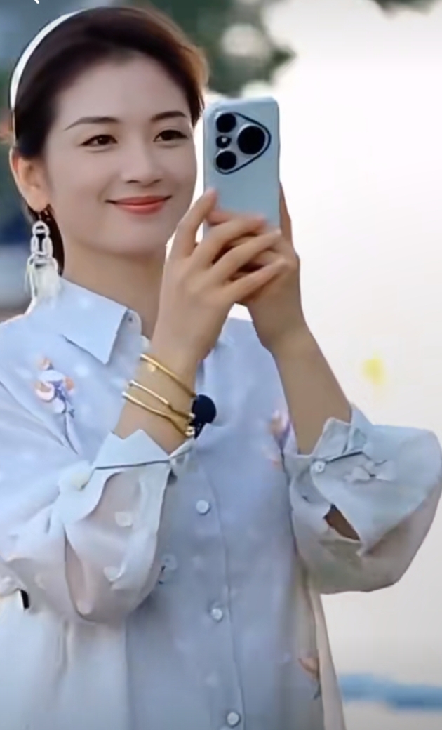 刘涛身着淡蓝刺绣衬衫配同款发带,优雅又漂亮