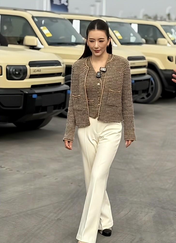 39岁方媛户外站台，被狂风吹的脸红眼呆，刚出月子没多久，太拼了