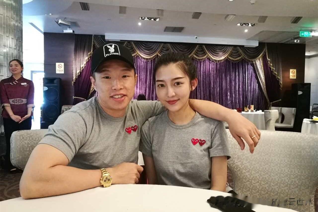 德云社烧饼妻子发文，晒照片合集，生了俩娃后，饼嫂依旧很漂亮