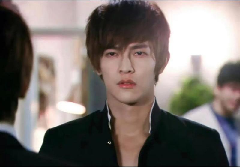 44岁“汪大东”颜值下跌，生图显老胡茬明显，牙齿不齐帅感全无