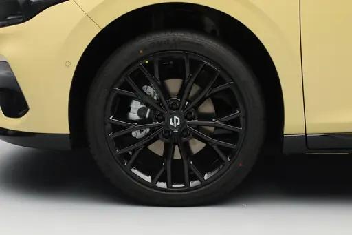 10万级小钢炮实锤！零跑Lafa5：后驱+6.4秒破百，配置香到离谱