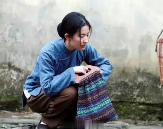 看到刘亦菲乡村造型后，真正明白什么叫做演不了农村人！ ???