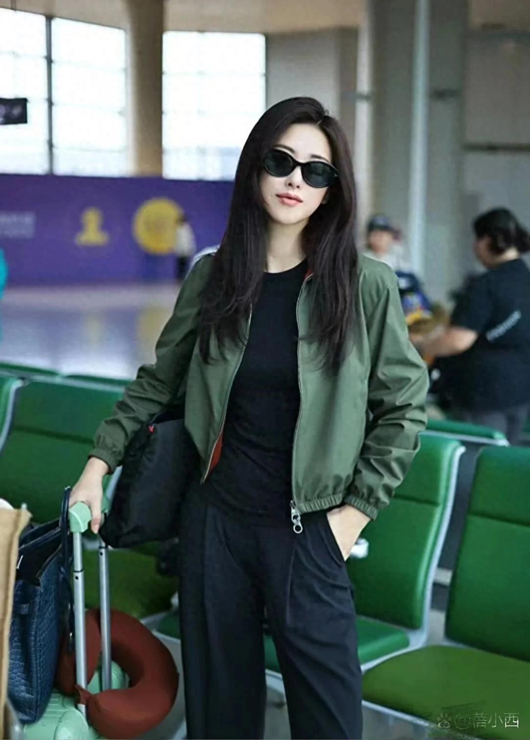 朱珠机场私服真时髦！穿夹克外套+阔腿裤，减龄又高级！