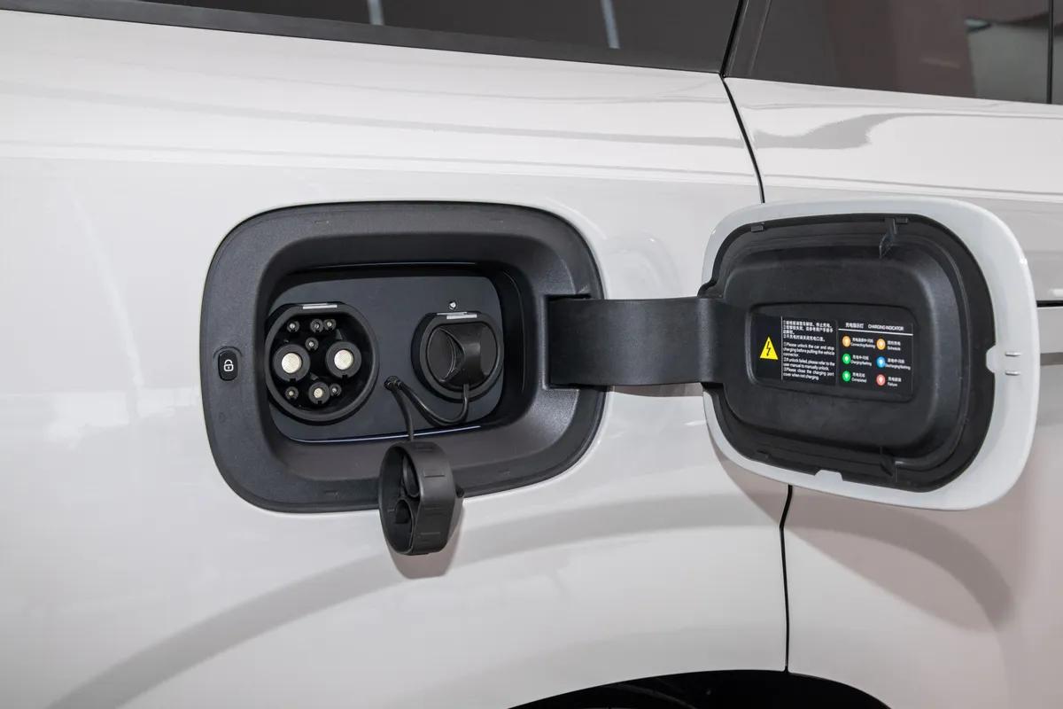 试驾2026款腾势N9,全系标配易四方、2.0T插混,上新五色惹人爱。