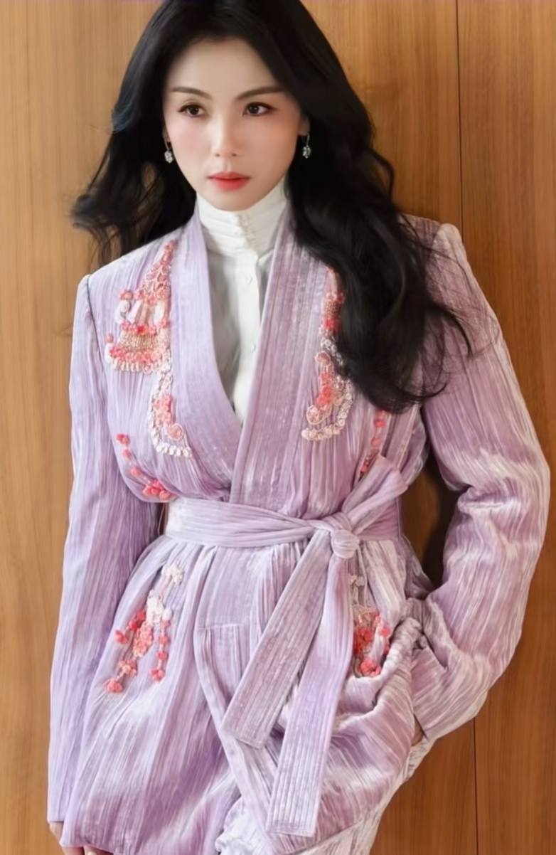刘涛穿淡紫色新中式套装配微卷长发，美得好耀眼