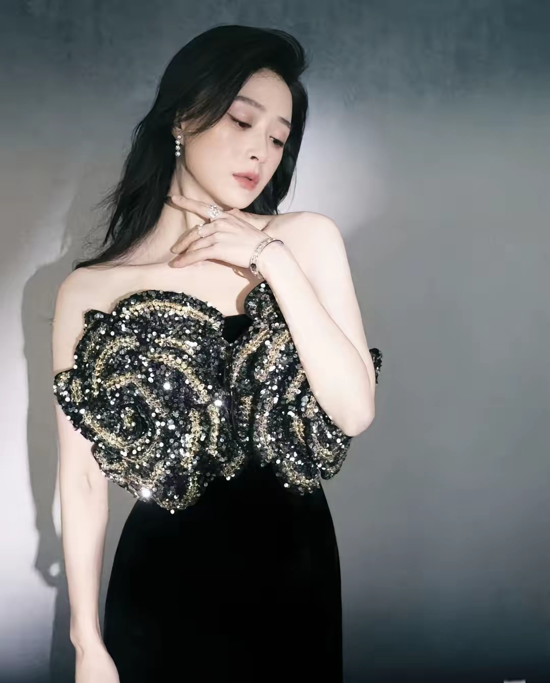 蒋欣又一次惊艳了，全身白的发亮，直接碾压小15岁的同框关晓彤