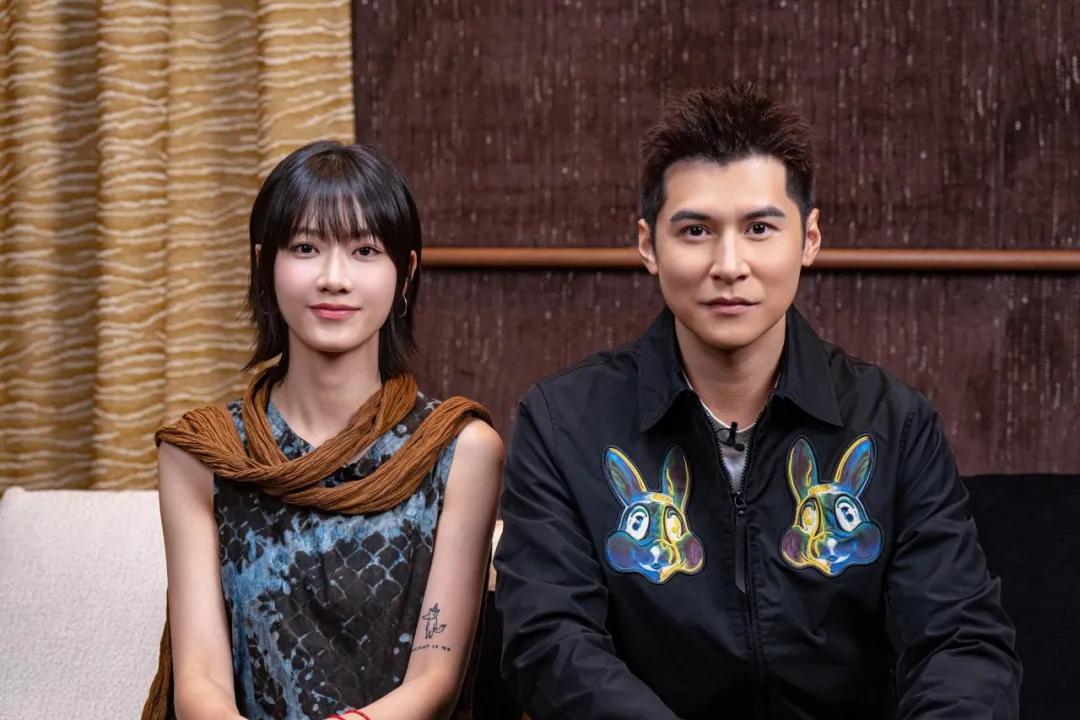 39岁英皇小生与三“情人”罕同框,拍亲热戏被太太警告:讲话小心点