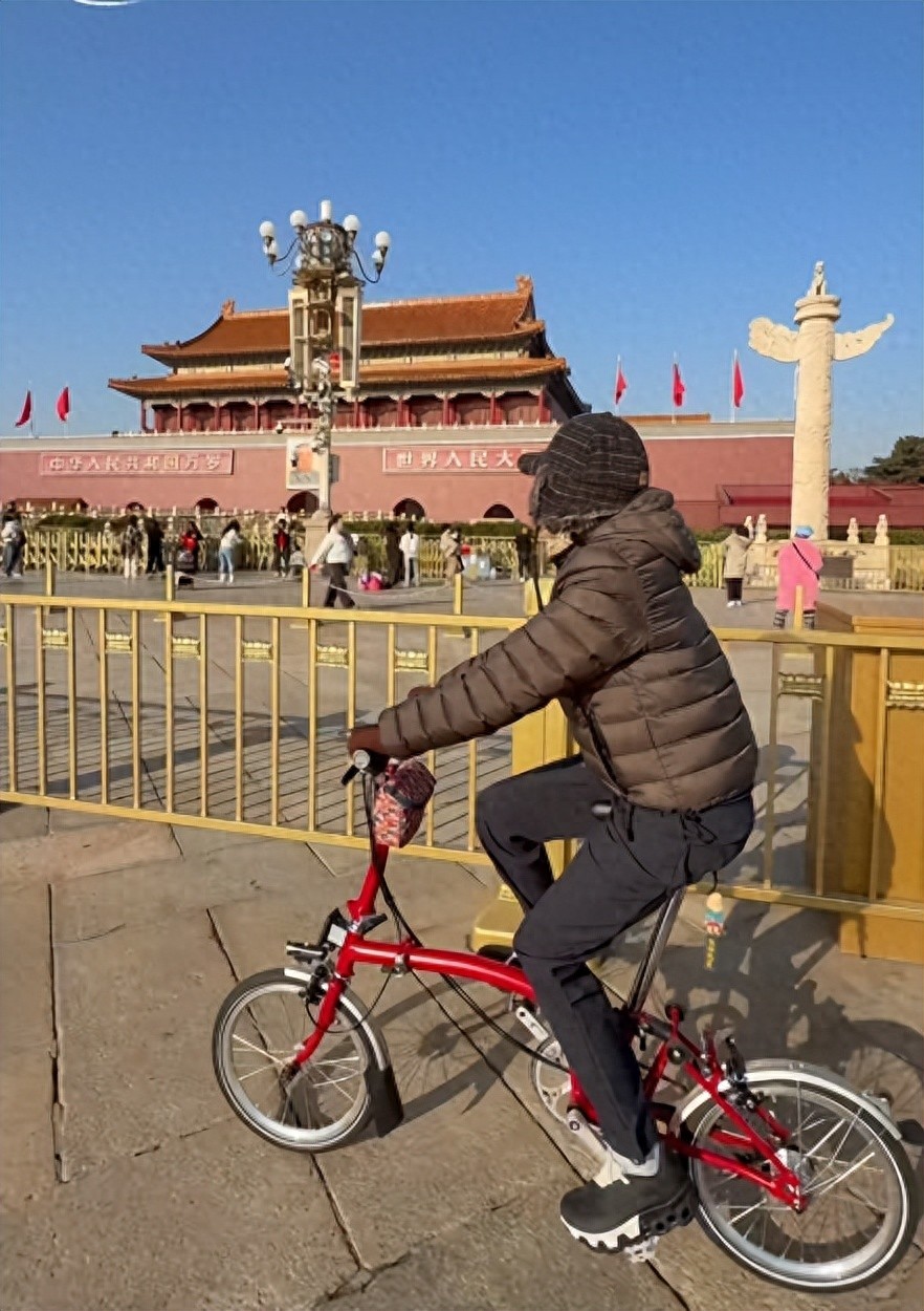 45岁董洁北京街头骑行,穿1万7羽绒服在大街吃肉串,人小能吃