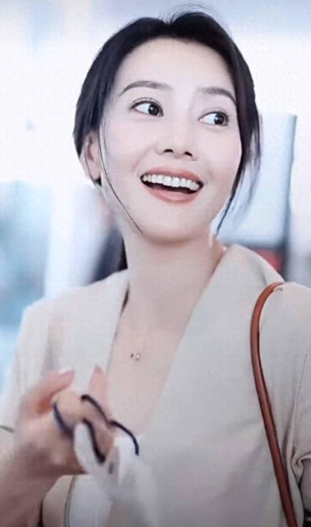 高圆圆现身机场，浅西装配白色长裙，低马尾温婉气质颜值能打