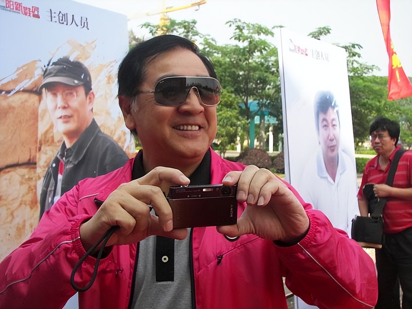 80岁秦沛现状：定居在国外，和日本妻子很恩爱，儿女都是知名歌手