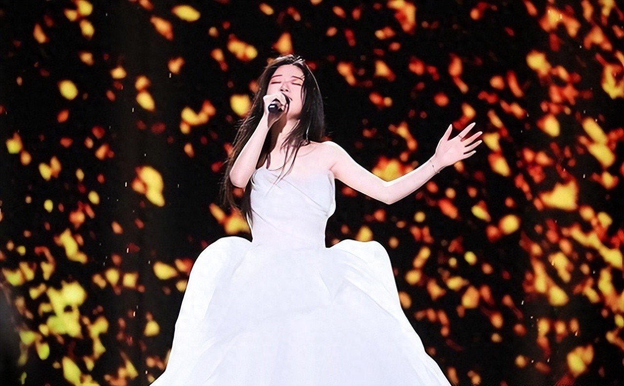 年仅18却疯狂捞金，单依纯家境被曝光后，才知道她为何着急赚钱！