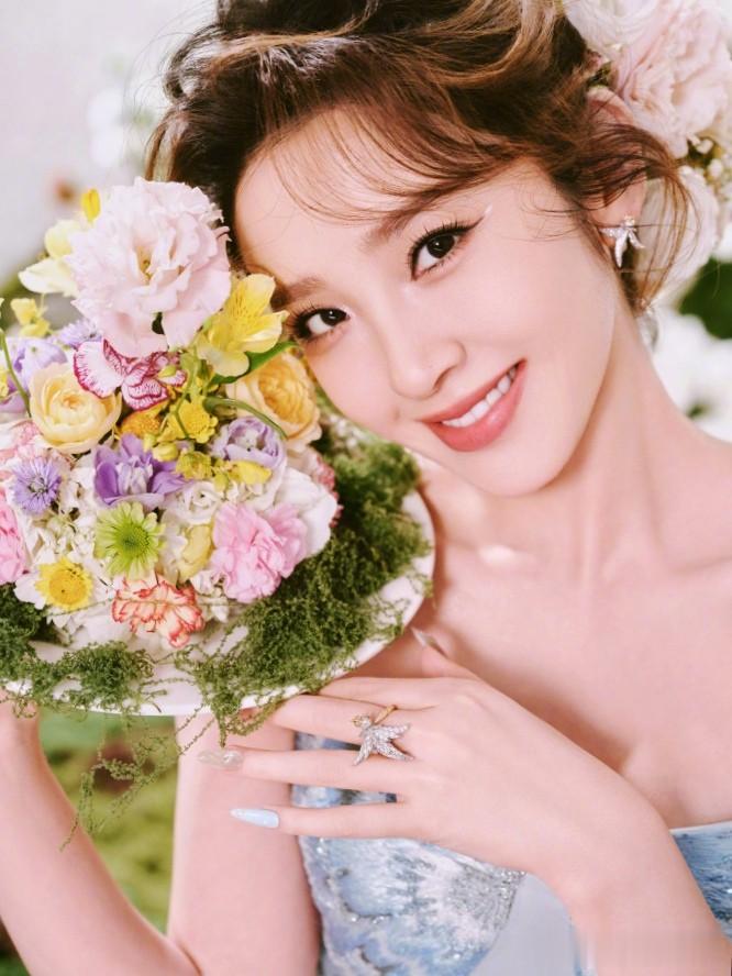 唐艺昕晒生日美照, 细腰长腿身材火辣好迷人, 37岁仍少女感满满超