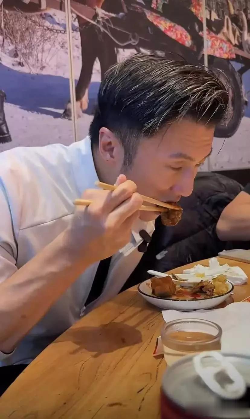 谢霆锋东北吃大鹅，满头白发脸不垮，说锅包肉像肉排、鹅脖子最嫩