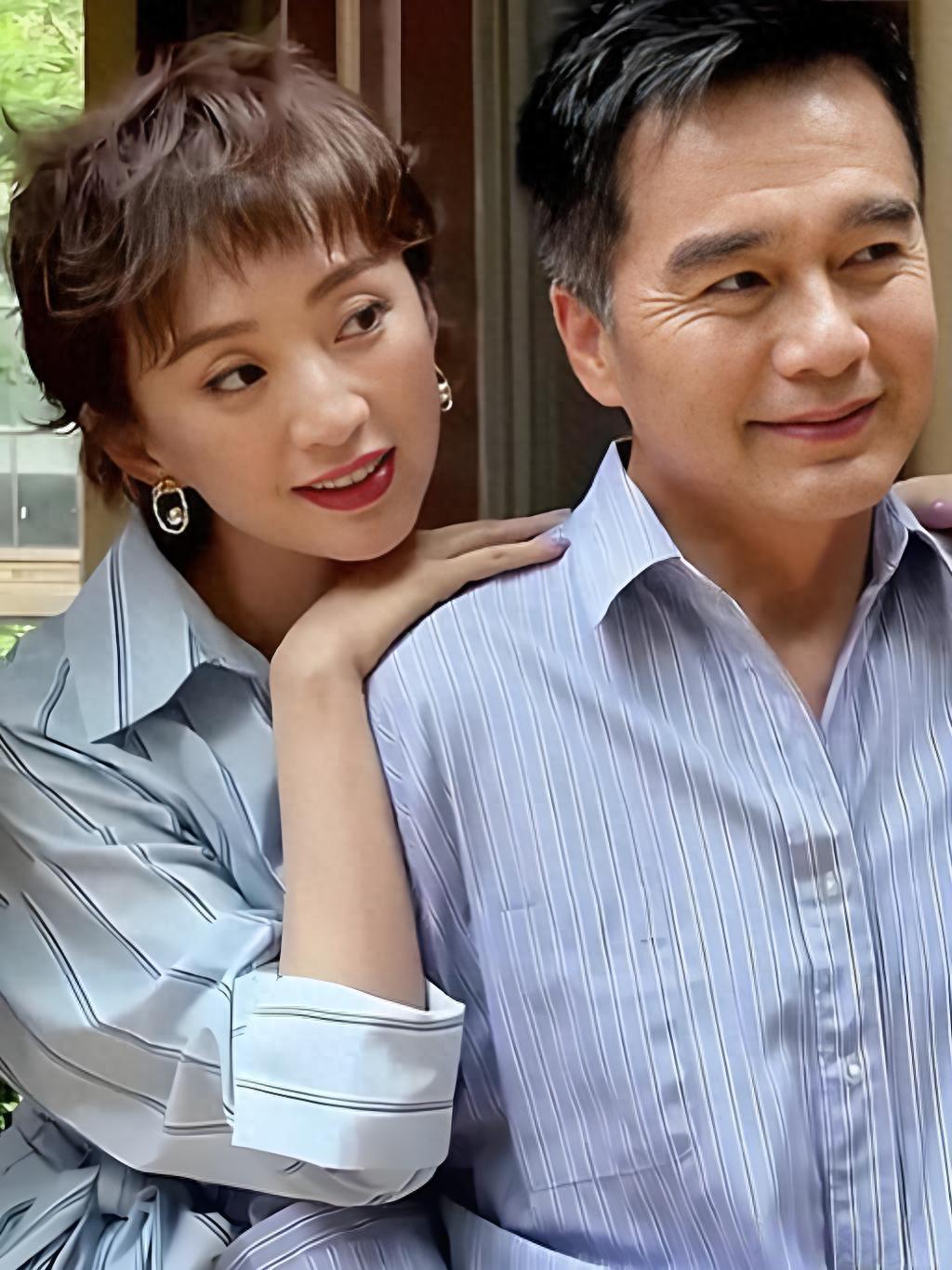 许亚军回国首现身！奔驰4S店黑衣难掩悲伤，低头看手机无视娇妻