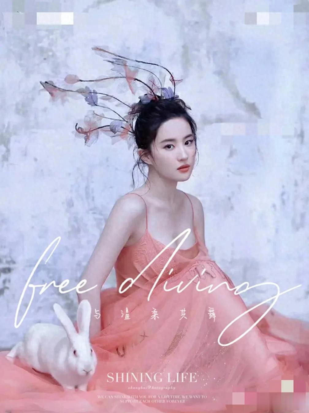 刘亦菲深夜更新动态，晒与小狗合影，穿短裙美腿抢镜，素颜美翻了