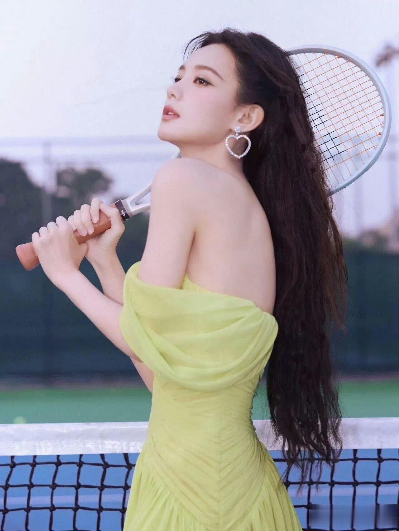 李一桐｜运动风，甜甜公主穿裙子打网球 ?