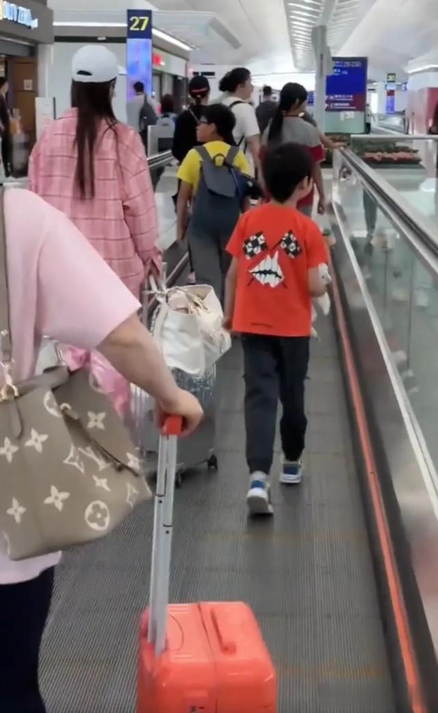 Angelababy和儿子小海绵，妈妈一起现身机场，三代人同行成亮点！