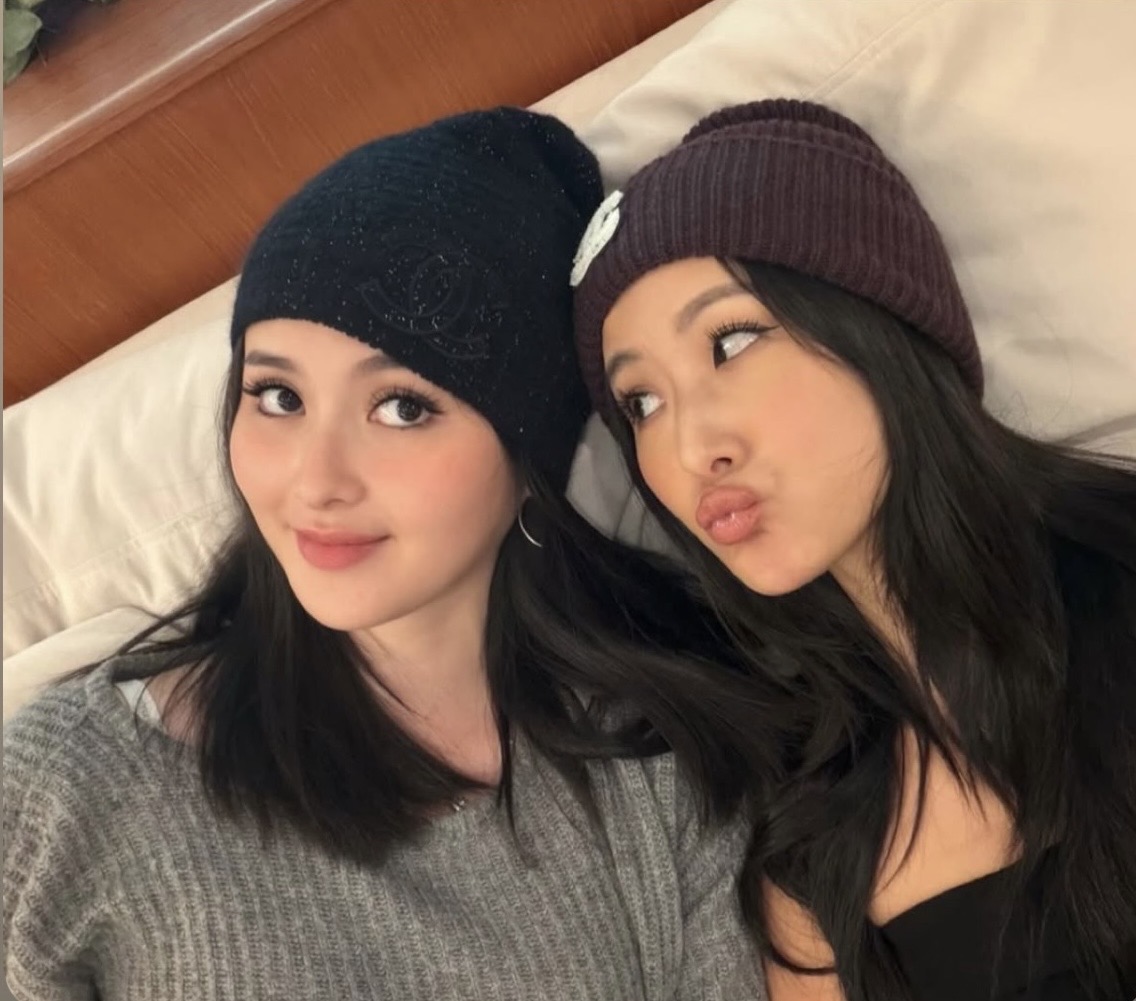 孙芸芸携女儿回台湾过圣诞，合照被误会是姐妹，47岁穿吊带好年轻