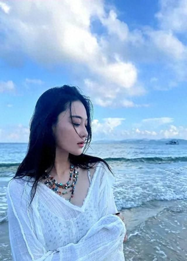 37岁张馨予瘦身失败反而更美,穿倒U露背短裙,满屏都是大长腿