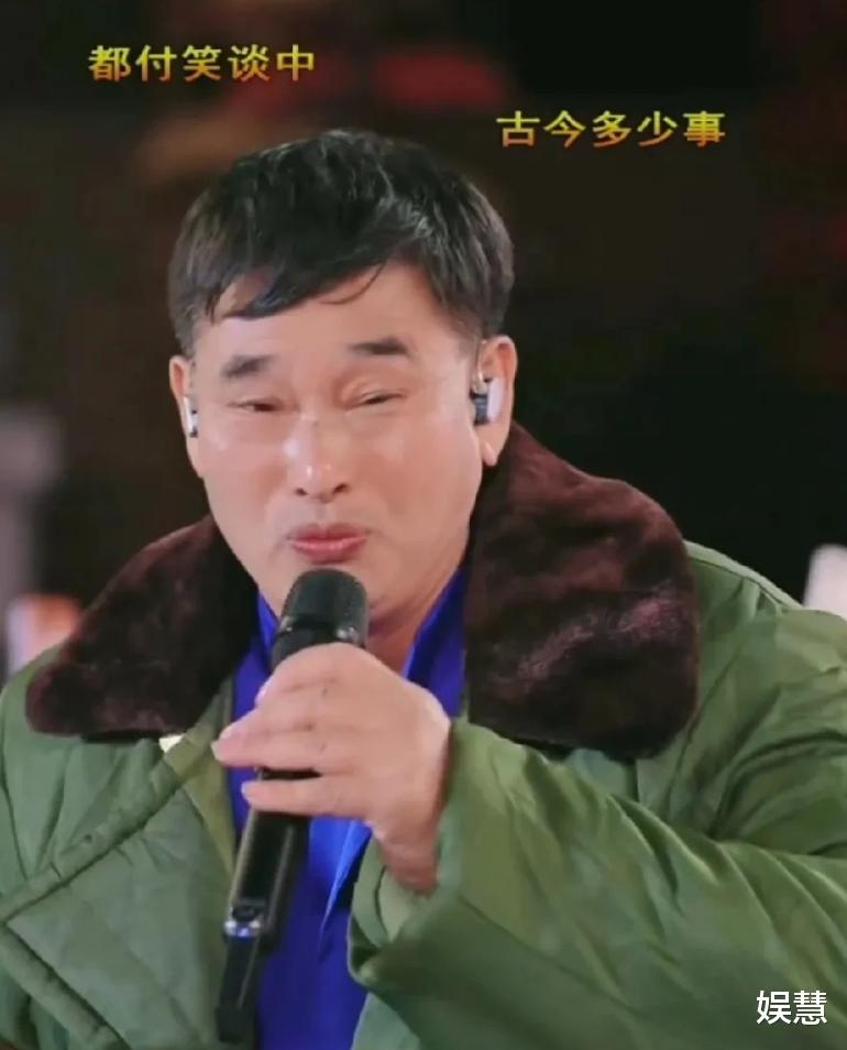大衣哥受邀参加郭有才“周年庆”,三首歌唱罢,十几万酬劳到手