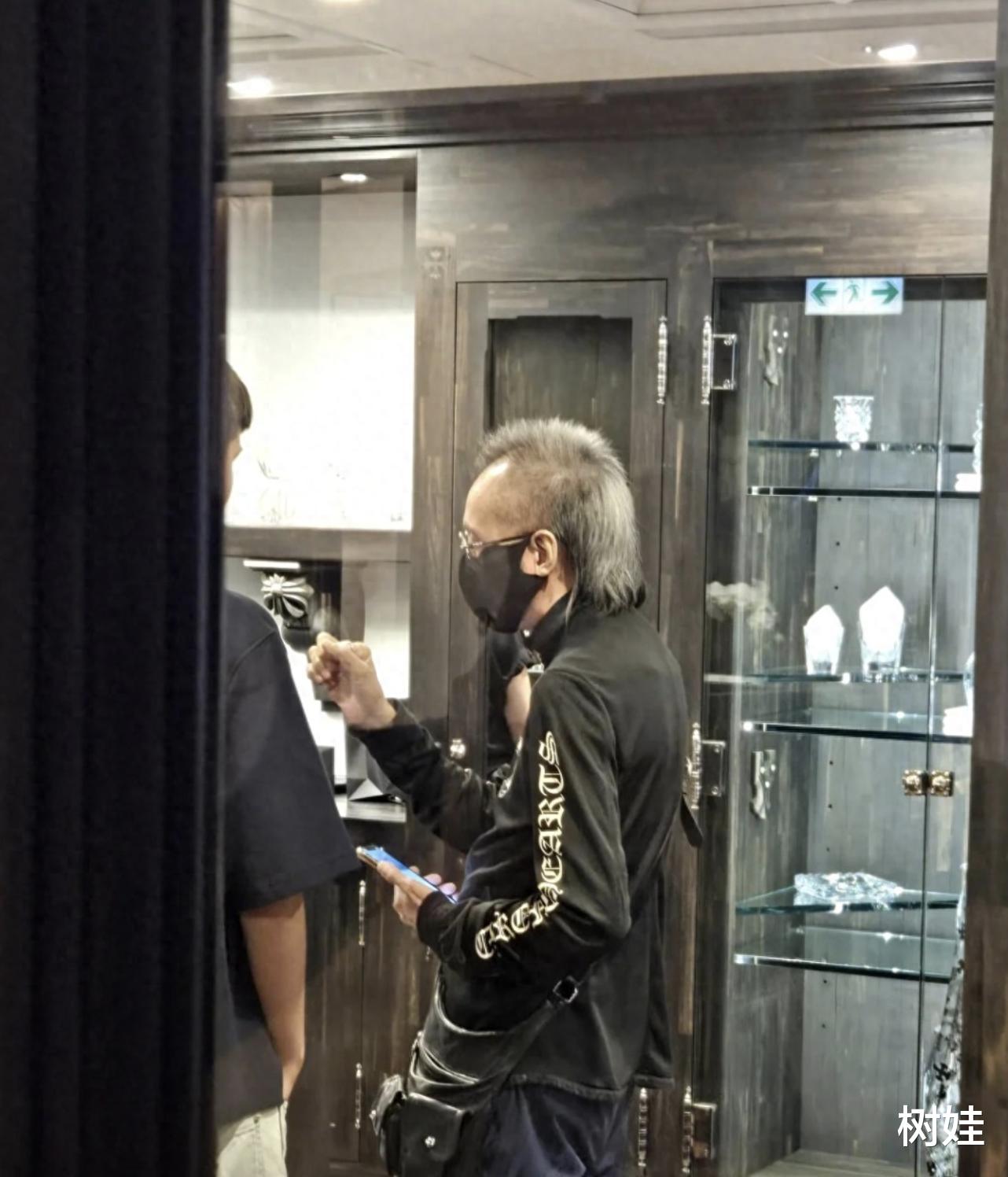 叶童71岁富商丈夫罕露脸，长发及肩身形消瘦，在店里热情招呼客人