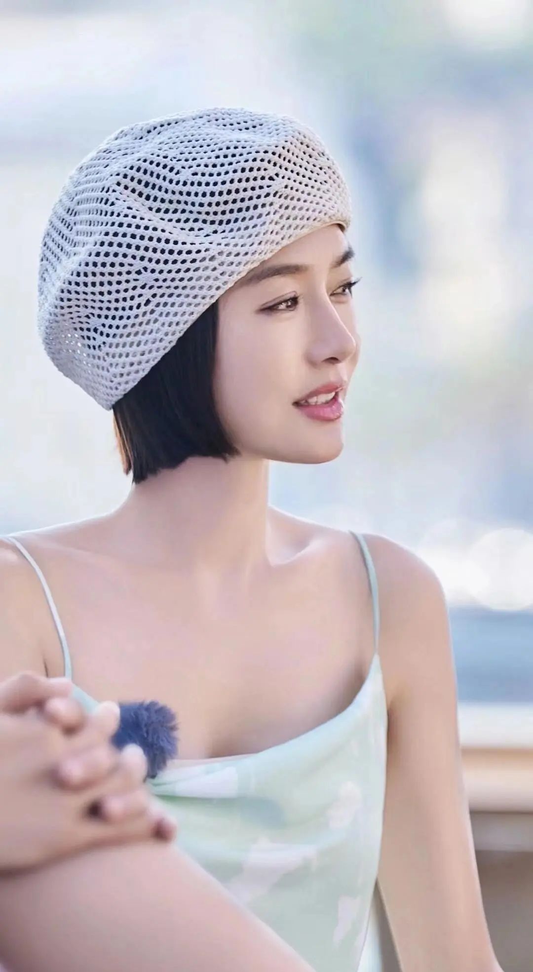 秦岚气质优雅，魅力十足