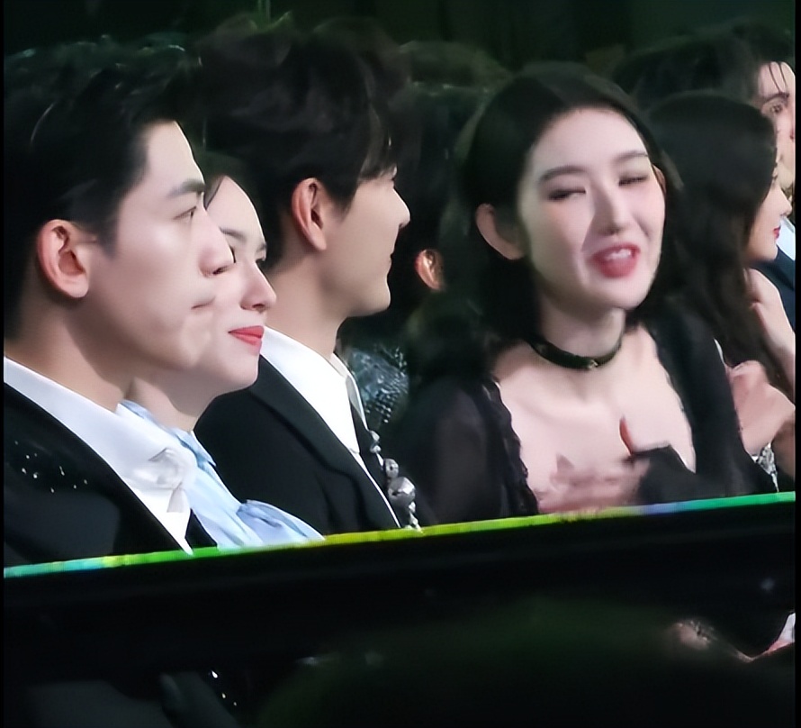 抢C事件重现？星光大赏，25岁女演员疑似抢位，粉丝为其证明清白