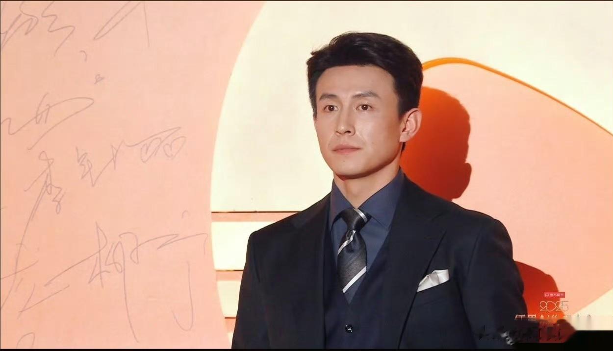 短剧男主走红毯，看看是“见光死”还是天生丽质